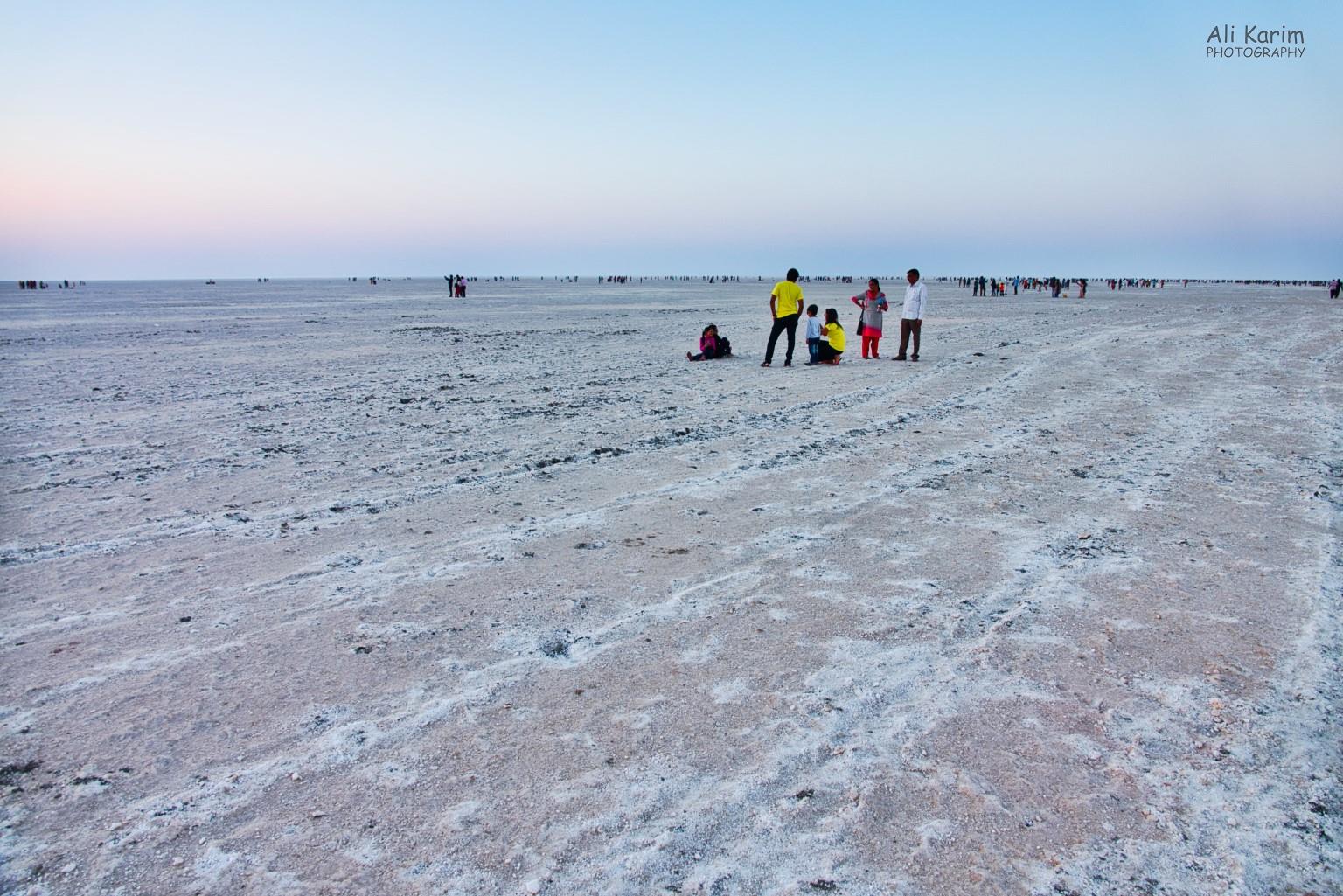 Vast salt flat, many tourists Bhuj, Kutch, Gujarat Vast salt flat, many tourists