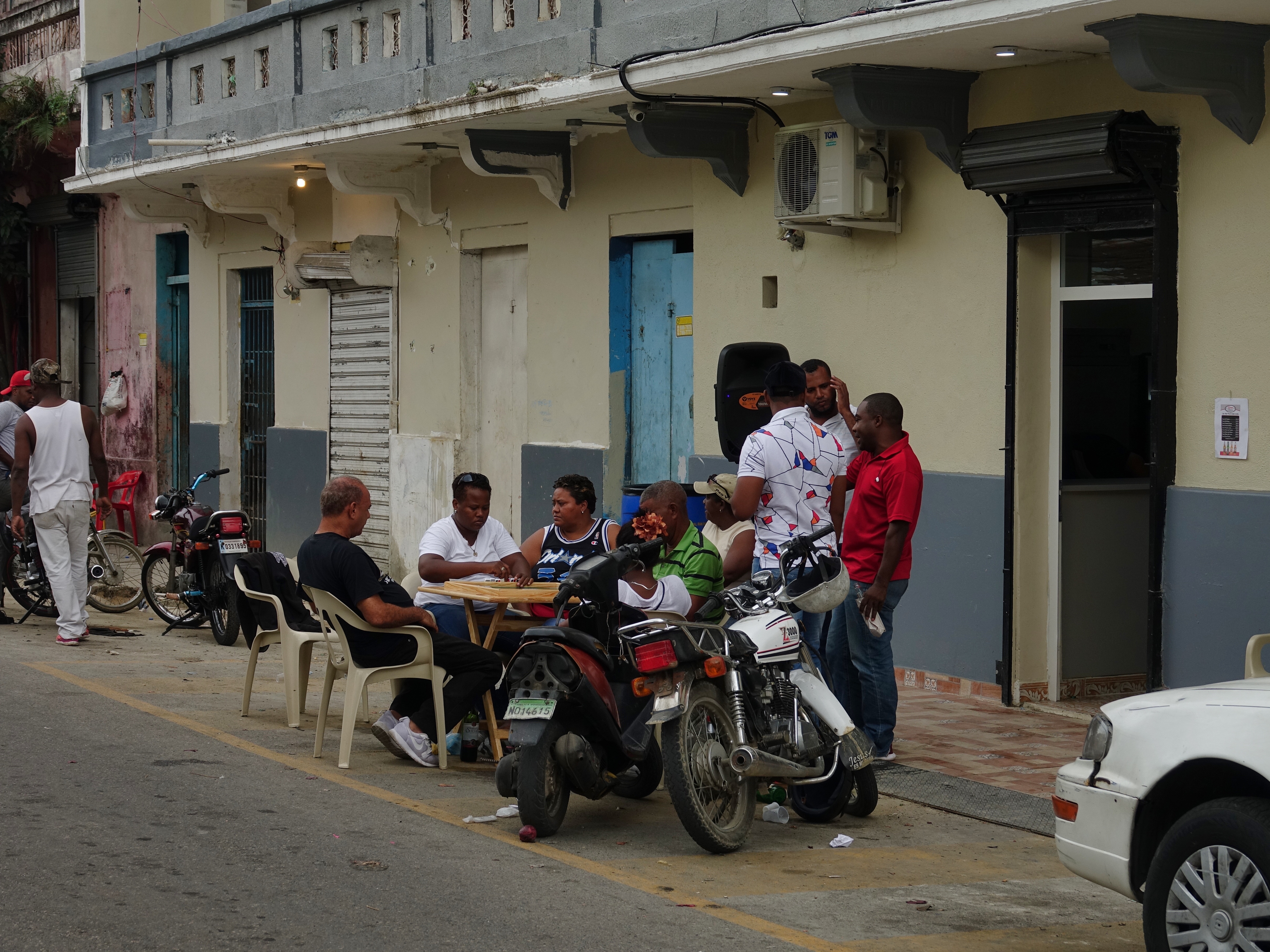 Street scene outside hair salon, by Mercado Modelo