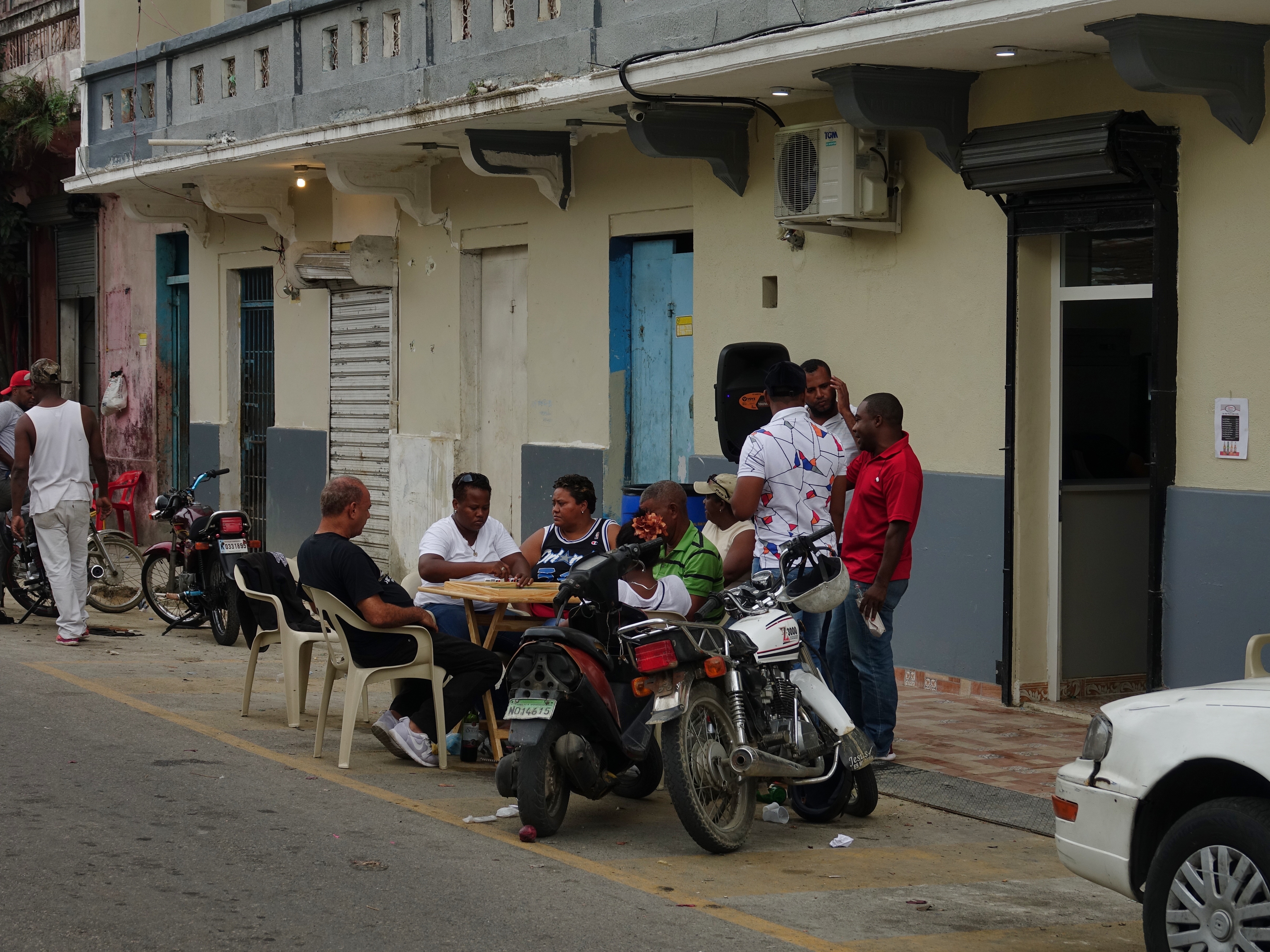 Street scene outside hair salon, by Mercado Modelo Street scene outside hair salon, by Mercado Modelo