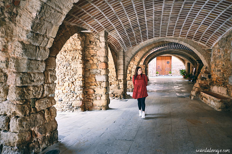 plaza les voltes peratallada