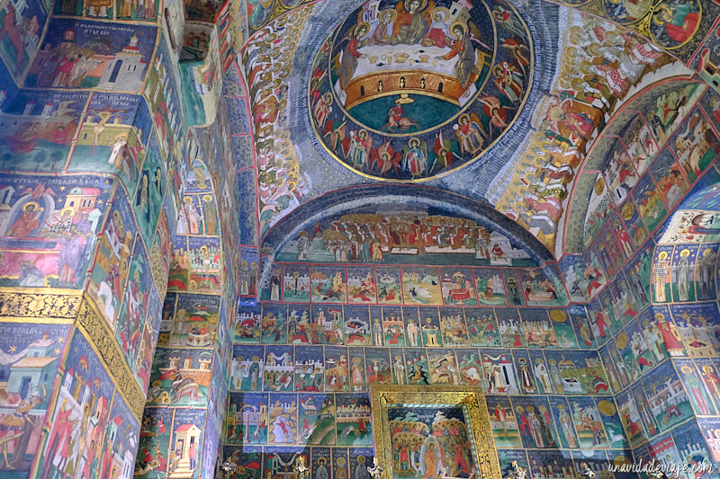 interior del monasterio de sucevita