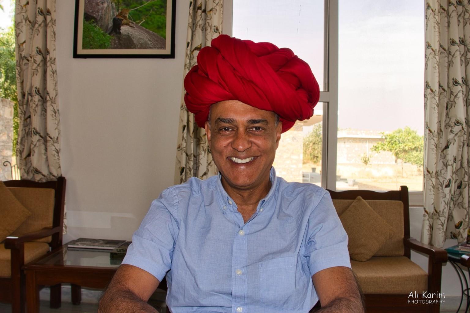 Ali Ram: I had to try out the Rabari turban; :) . And it did weight quite a bit. Leopards, Bera, Rajasthan Ali Ram: I had to try out the Rabari turban; :) . And it did weight quite a bit.