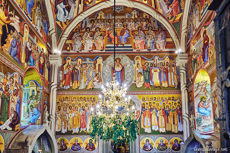 interior monasterio de putna