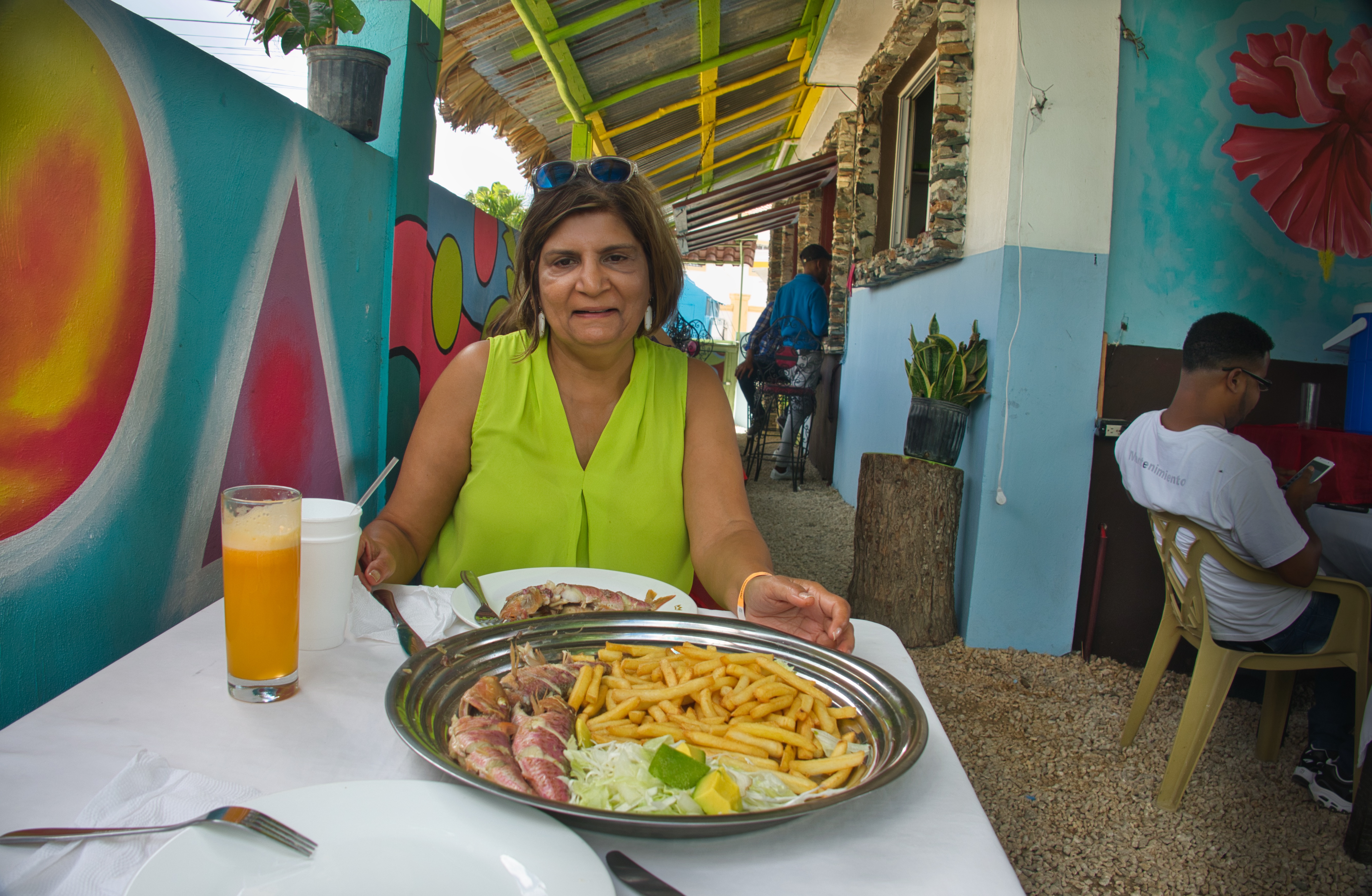 La Mama platter of Red Snapper, fries, and salad, with fresh squeezed passion fruit and mango juice