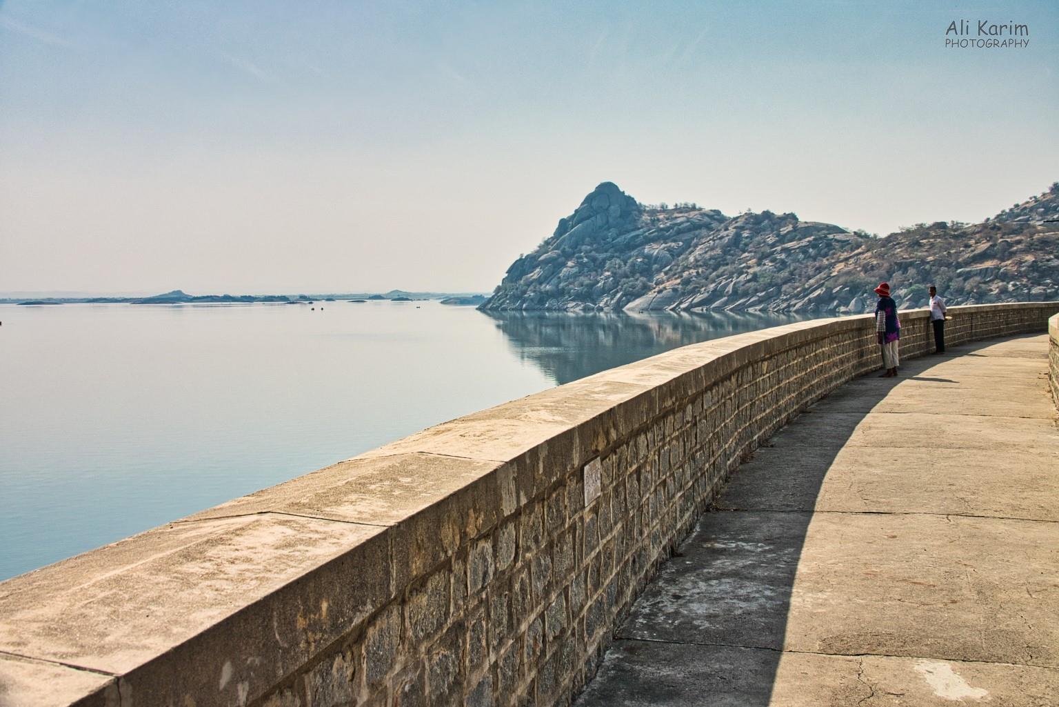 Jawai Dam; it had not rained here in several years, and so water levels were very low Leopards, Bera, Rajasthan Jawai Dam; it had not rained here in several years, and so water levels were very low