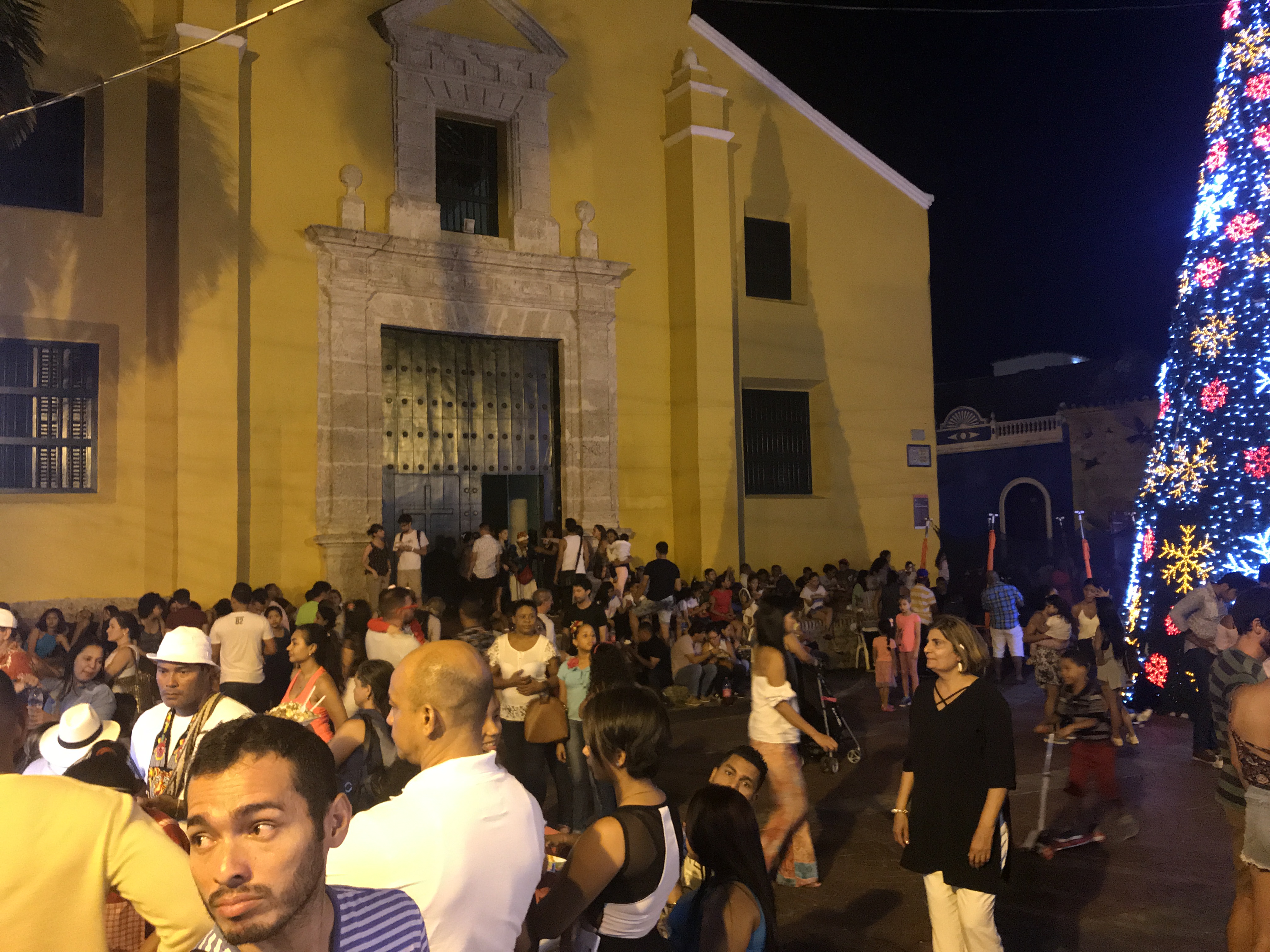 Crowds outside Iglesia Trinidad in Getsemani Crowds outside Iglesia Trinidad in Getsemani