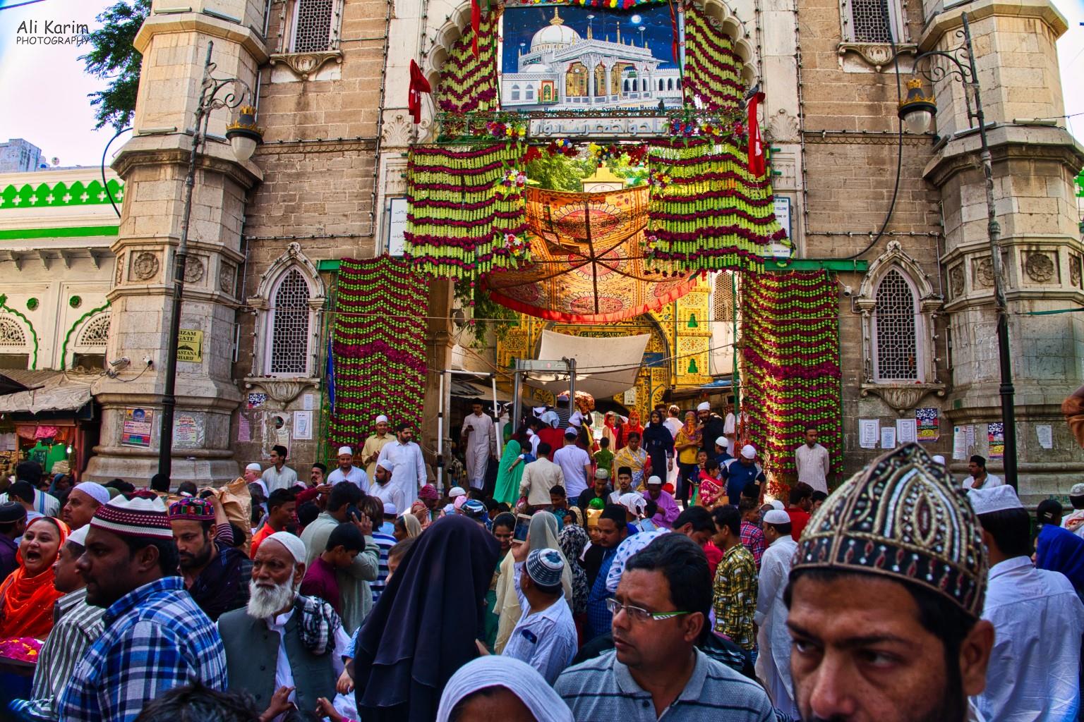 Entrance gate to the very busy Dargah of Khwaja Moinuddin Chishti, Ajmer, Rajasthan Pushkar, Rajasthan Entrance gate to the very busy Dargah of Khwaja Moinuddin Chishti, Ajmer, Rajasthan