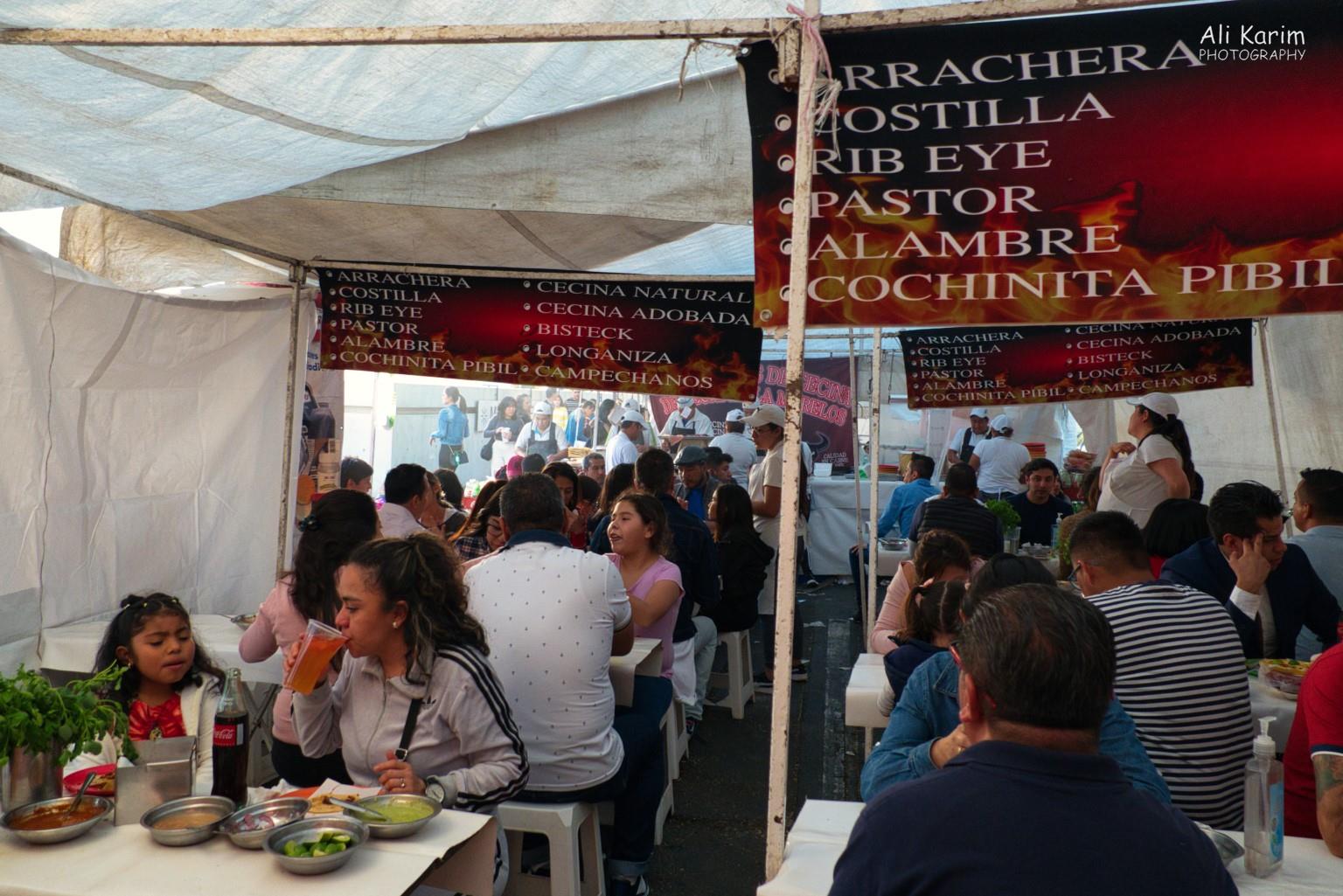 Street food taco’s where we were helped by a family to decide on what to order Mexico City, Mexico, Dec 2019, Street food taco’s where we were helped by a family to decide on what to order