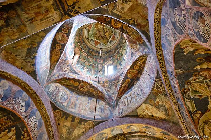 interior del monasterio de voronet